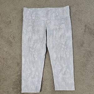 ALO Size Small Yoga White Snake Patterned Cropped Leggings